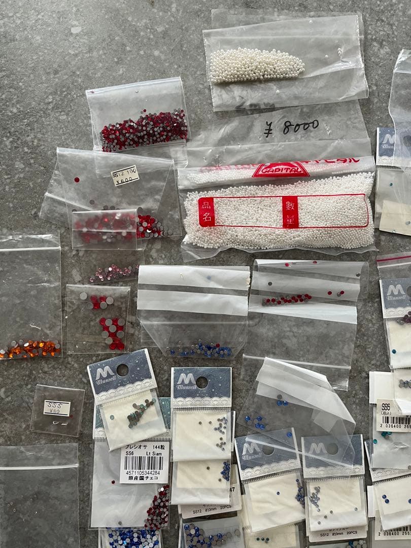 沢山のスワロフスキー　ビーズ パーツ