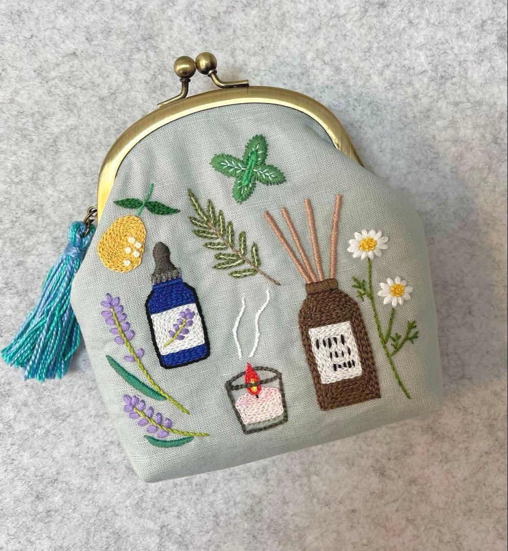 ハンドメイド　手刺繍　がま口ポーチ☆いいみさんです