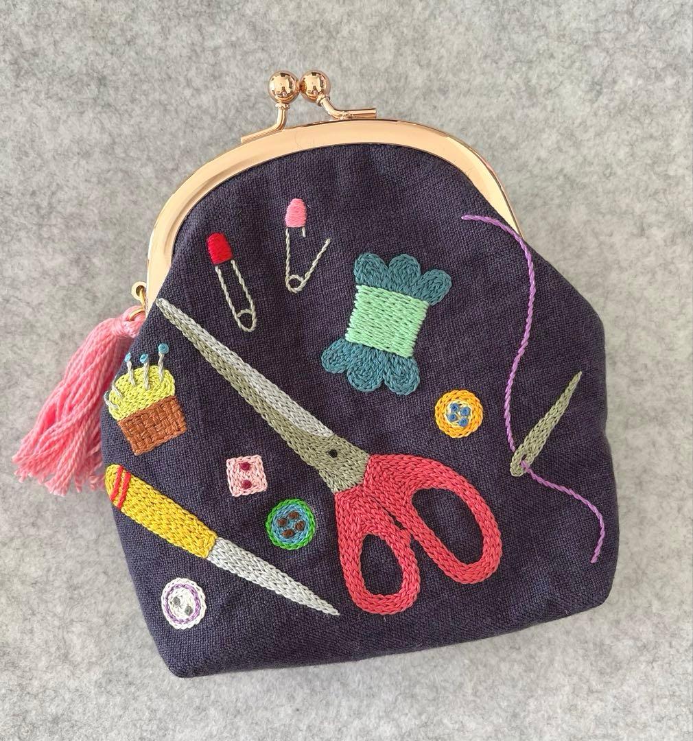 ハンドメイド　手刺繍　がま口ポーチ☆いいみさんです