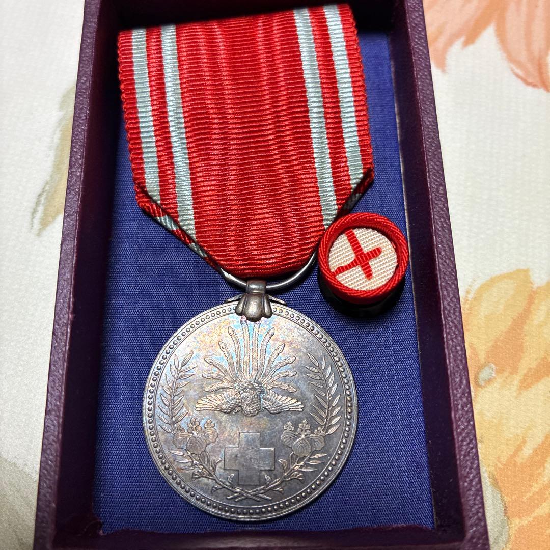 日本赤十字社が発行した社員章（メダル）