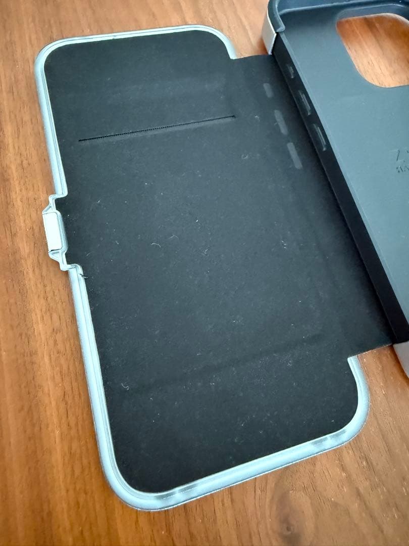 ゼロハリバートンiPhone16Pro 手帳タイプ