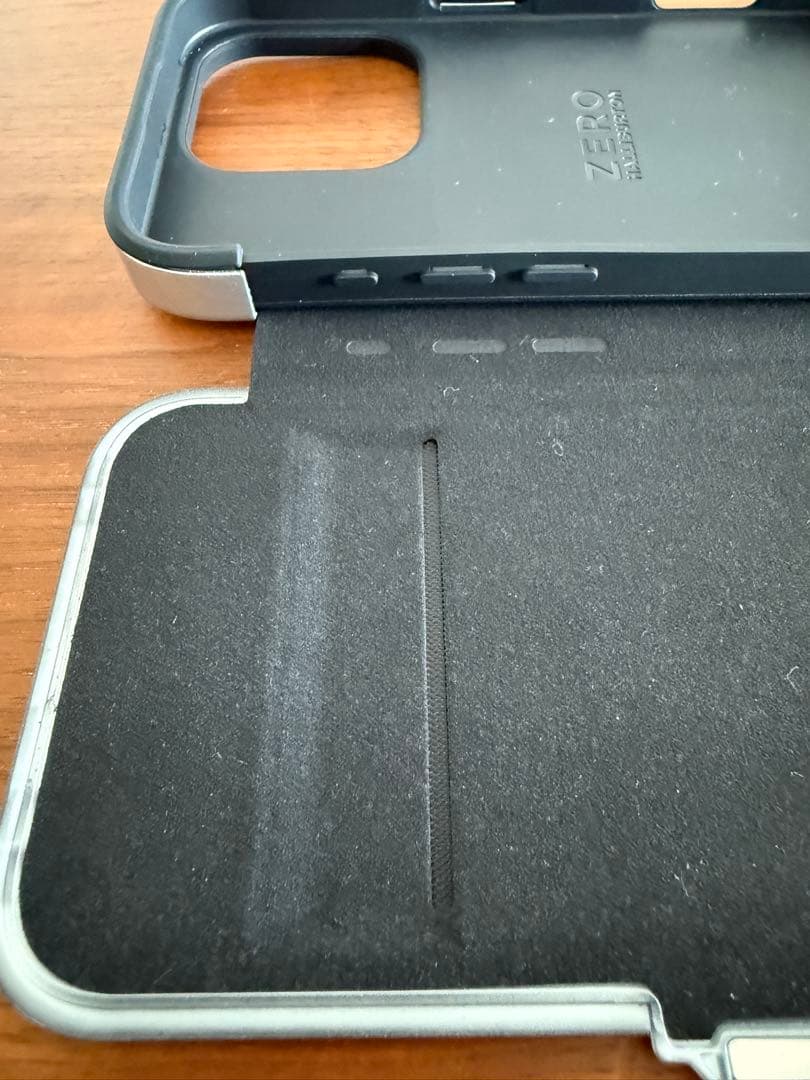 ゼロハリバートンiPhone16Pro 手帳タイプ