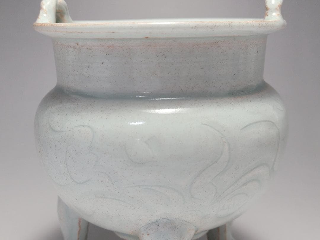 青白釉 陰刻花紋 両耳 三足香炉 宋元時代 高さ約11.3cm