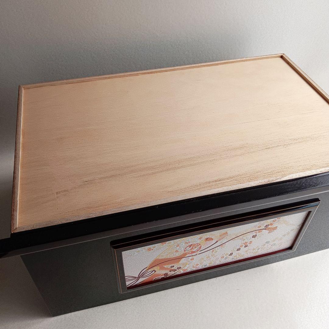 【未使用・保管品】久月 ひな飾り台 親王飾り用櫃と背屏風（同柄）　櫃型木製飾り箱
