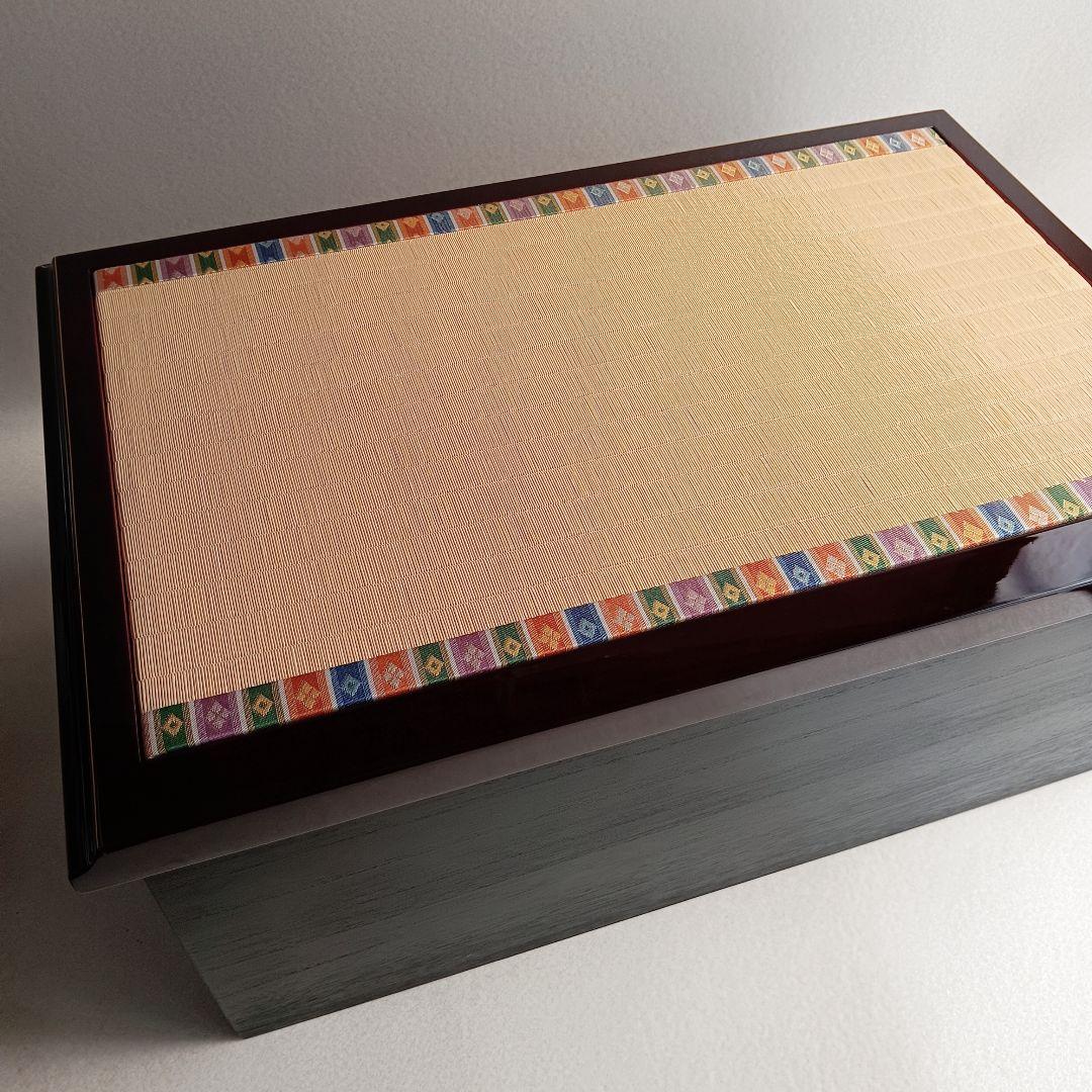 【未使用・保管品】久月 ひな飾り台 親王飾り用櫃と背屏風（同柄）　櫃型木製飾り箱