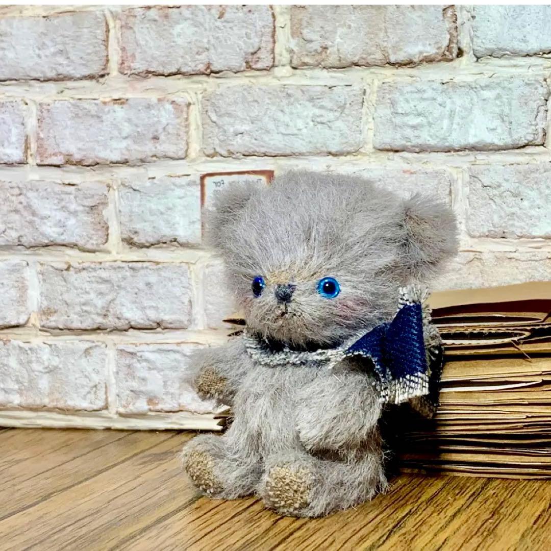 グレー色のくまちゃん 恥ずかしがりや ハンドメイドぬいぐるみ テディベア
