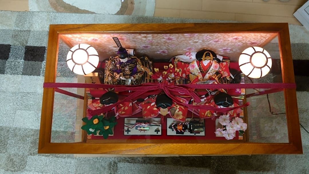 伝統的な雛人形 ガラスケース付き