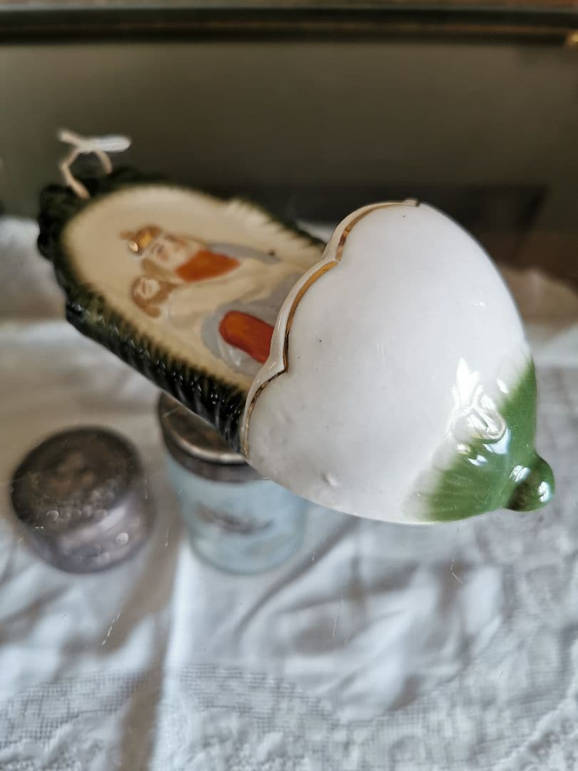 アンティークベルギー 聖母子聖水入れ イエスを抱くマリア ビスク陶磁器壁掛け飾り