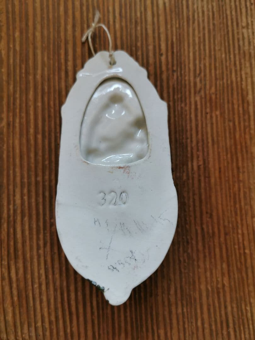 アンティークベルギー 聖母子聖水入れ イエスを抱くマリア ビスク陶磁器壁掛け飾り