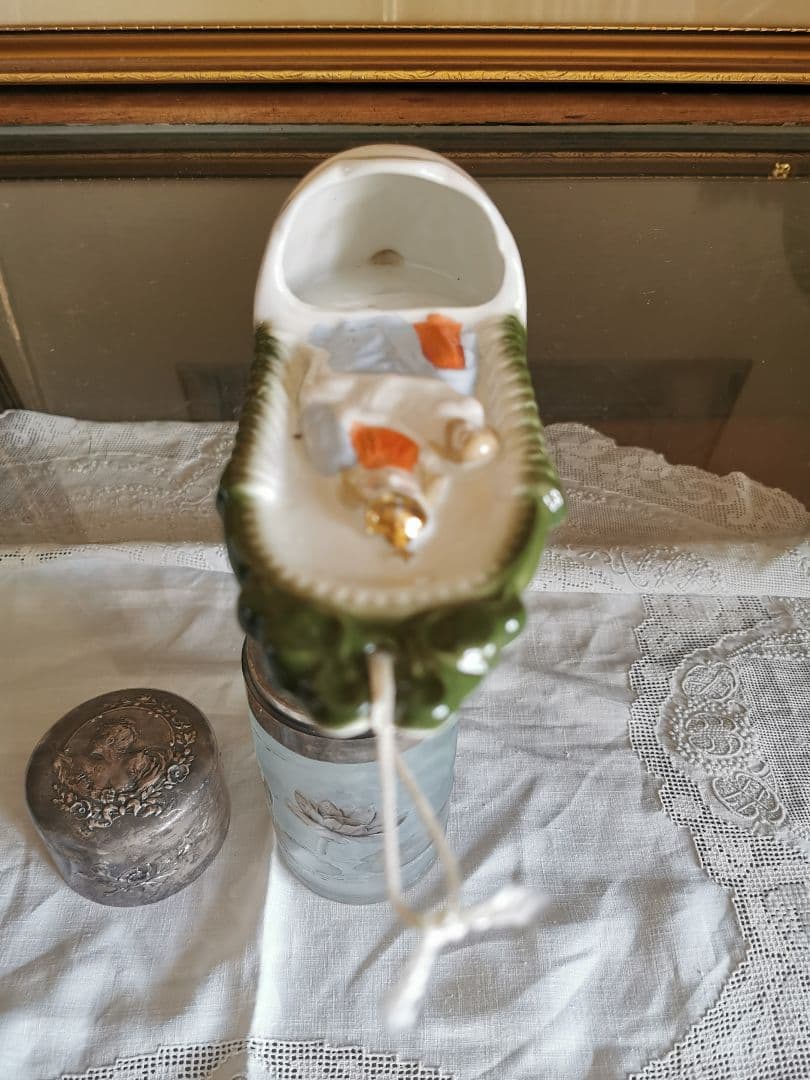 アンティークベルギー 聖母子聖水入れ イエスを抱くマリア ビスク陶磁器壁掛け飾り