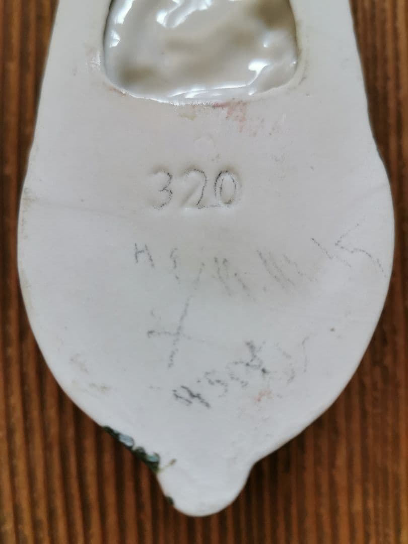 アンティークベルギー 聖母子聖水入れ イエスを抱くマリア ビスク陶磁器壁掛け飾り