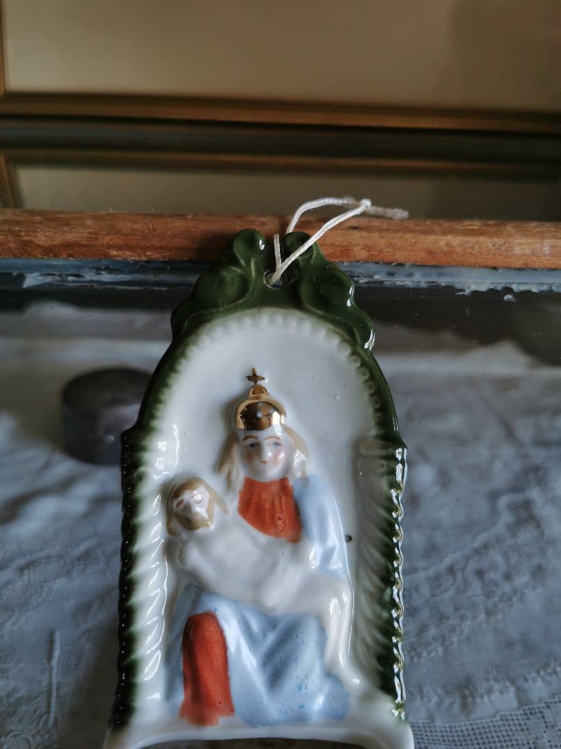 アンティークベルギー 聖母子聖水入れ イエスを抱くマリア ビスク陶磁器壁掛け飾り