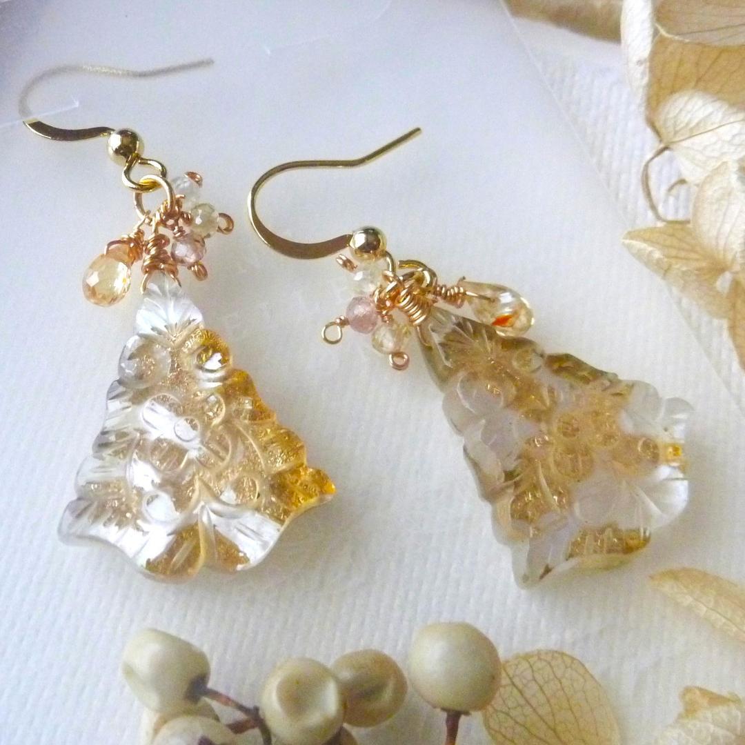 14kgf/マザーオブパール×クリスタル金箔入ファンシーシェイプとジルコンピアス