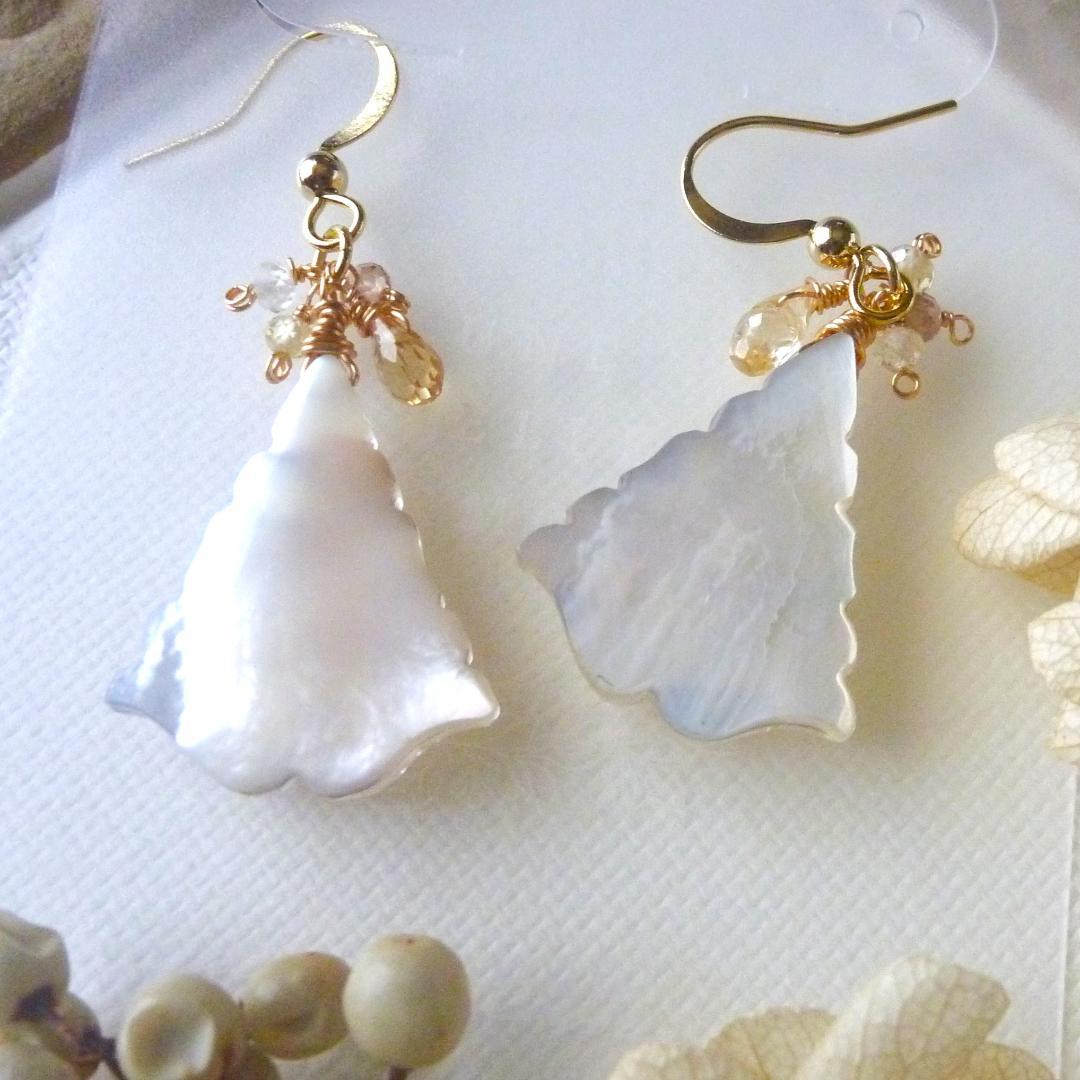 14kgf/マザーオブパール×クリスタル金箔入ファンシーシェイプとジルコンピアス