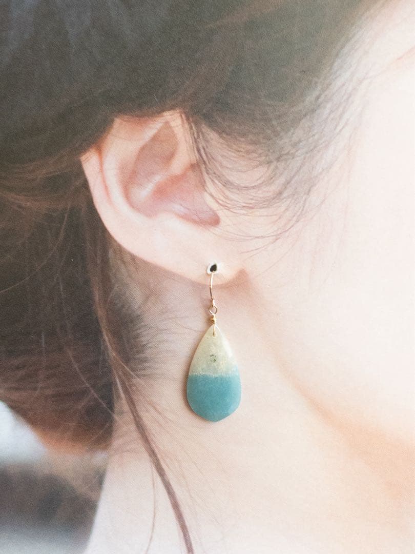 No.552【再販2】✨天然石✨バイカラートロレアイトの一粒ピアス　14kgf