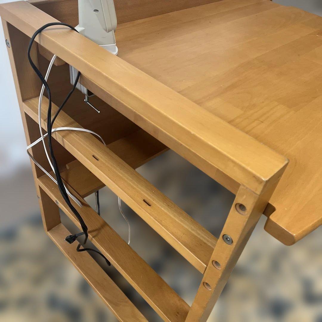 コスガ家具の学習机　ツインバード卓上ライト付き