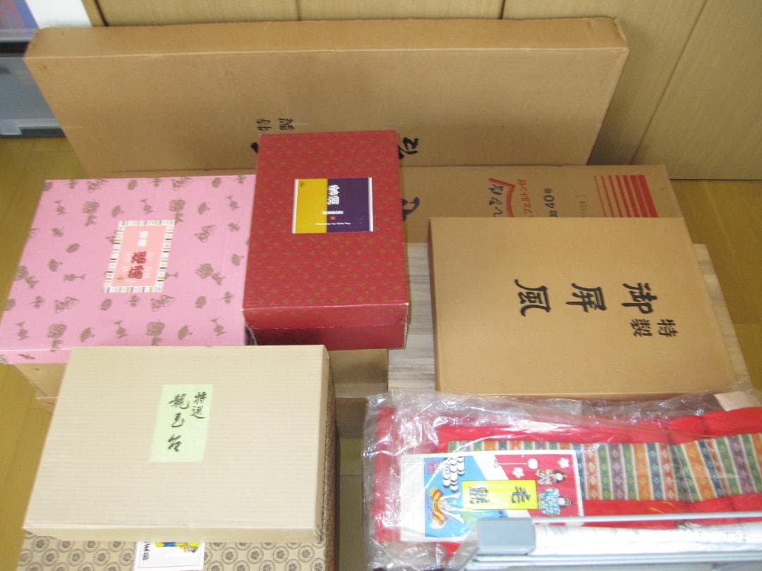 ② 雛人形　七段飾り（雛人形、御屛風、毛氈）