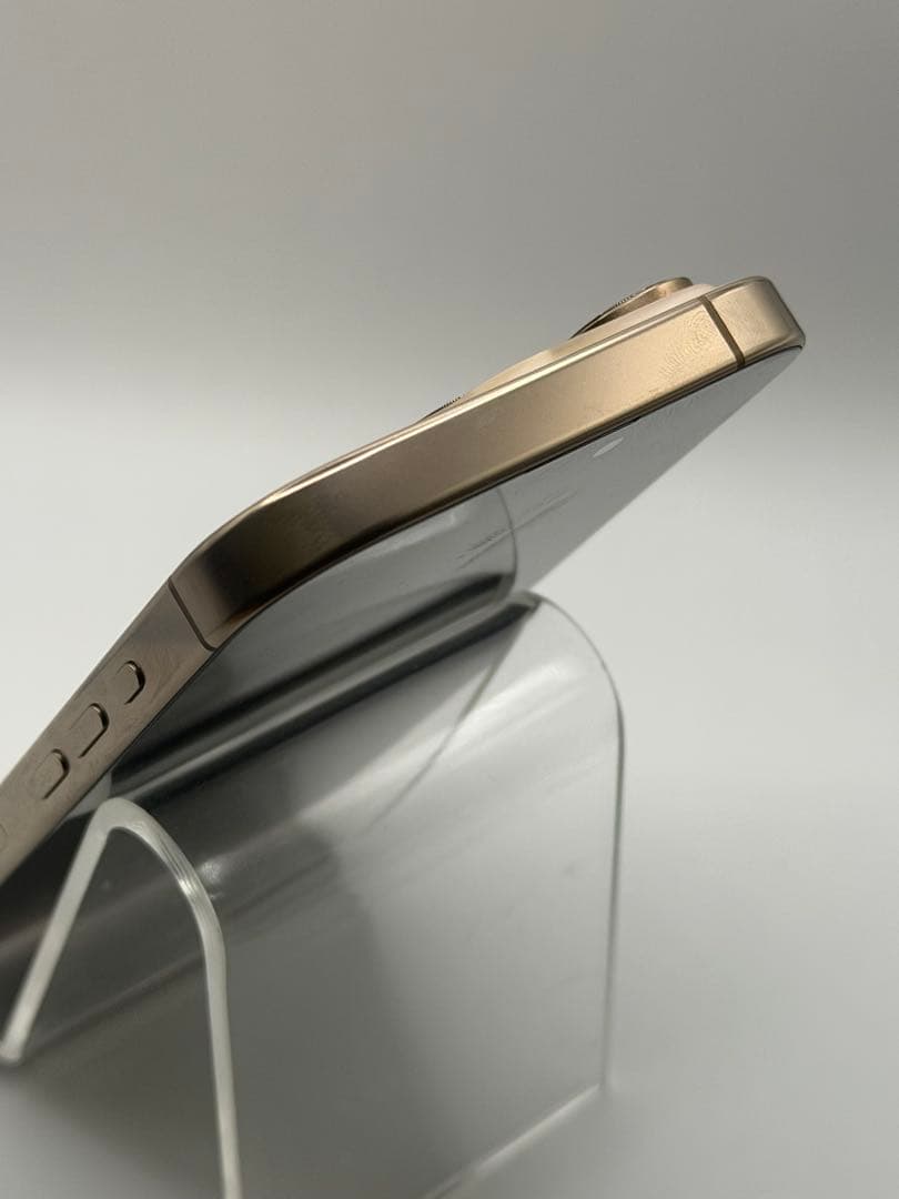 美品：iPhone 16 Pro デザートチタニウム 256GB