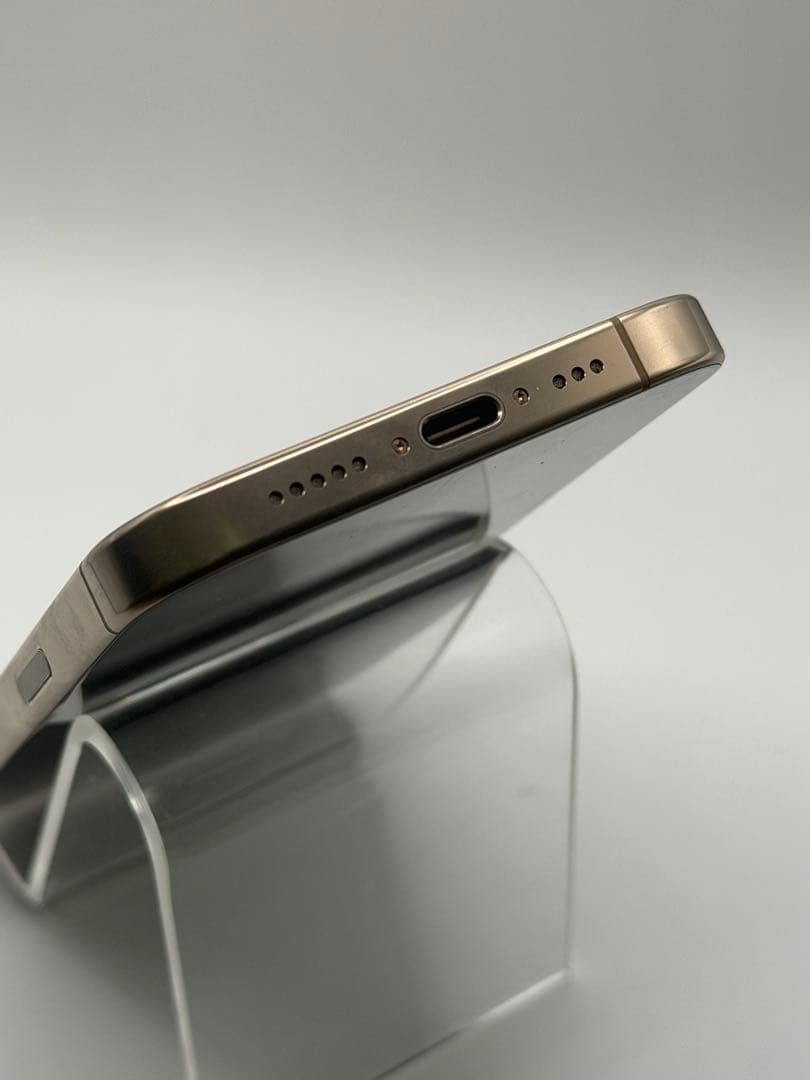 美品：iPhone 16 Pro デザートチタニウム 256GB