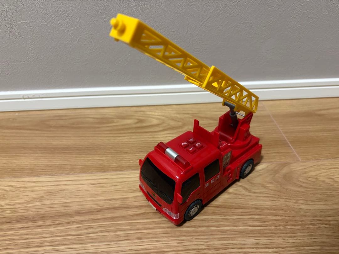 おもちゃ　働く車シリーズ　クレーン車　消防車　救急車　キャリアカー　ショベルカー