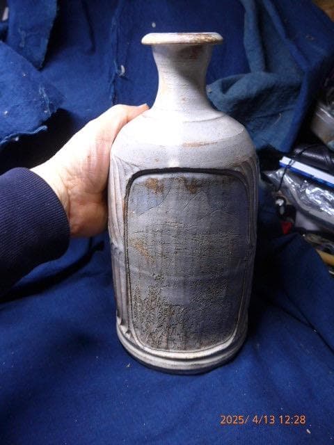 貴重です。格調高い王維の有名な漢詩と山水画が描かれている美しい酒入れ