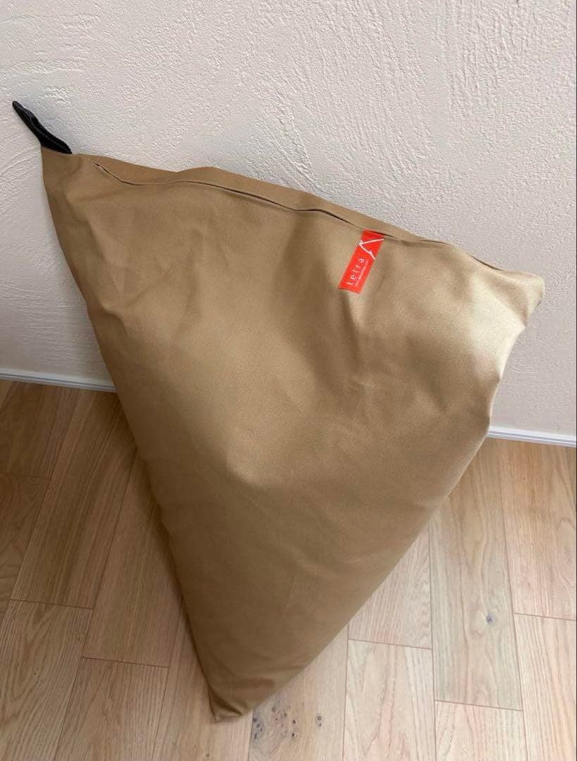 Tetra 三角ベージュビーズクッション