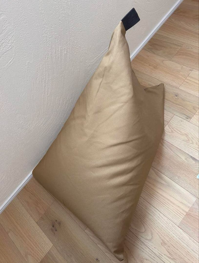 Tetra 三角ベージュビーズクッション