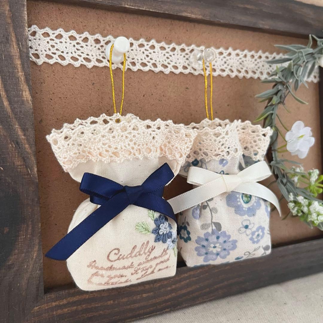 2408-46 ミニストラップサシェ 香り袋 2個組 グレイブルー 花柄 刺繍