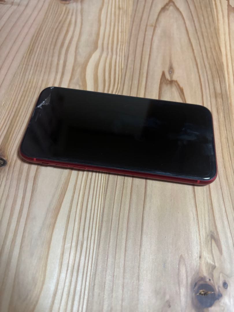 iPhone XR 赤色 画面にひびあり