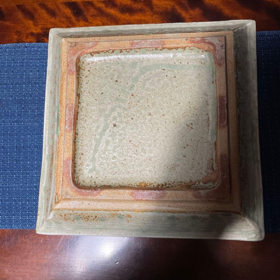 出西窯多々納弘光氏作の装飾的な四角形皿 緑がかったベージュ