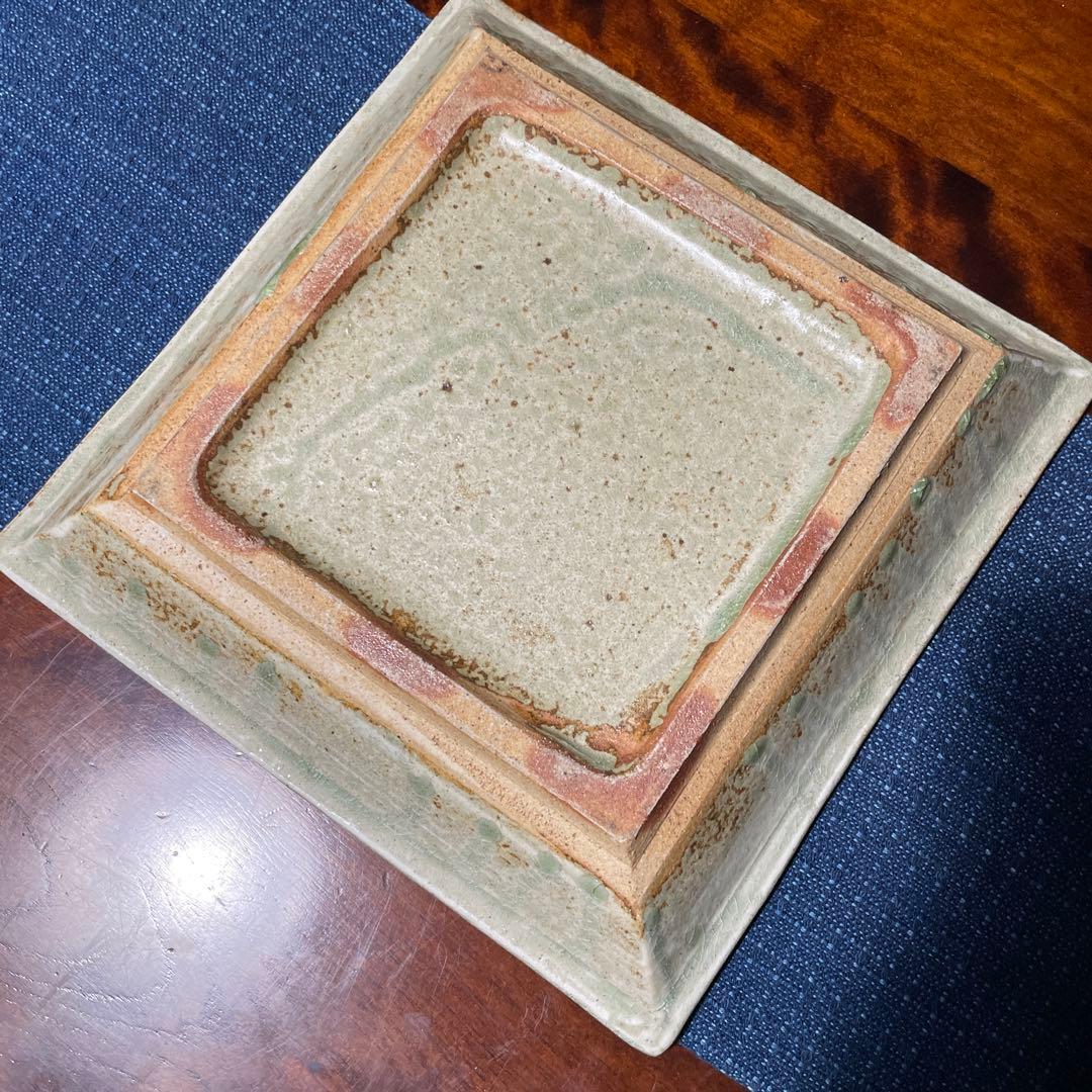 出西窯多々納弘光氏作の装飾的な四角形皿 緑がかったベージュ
