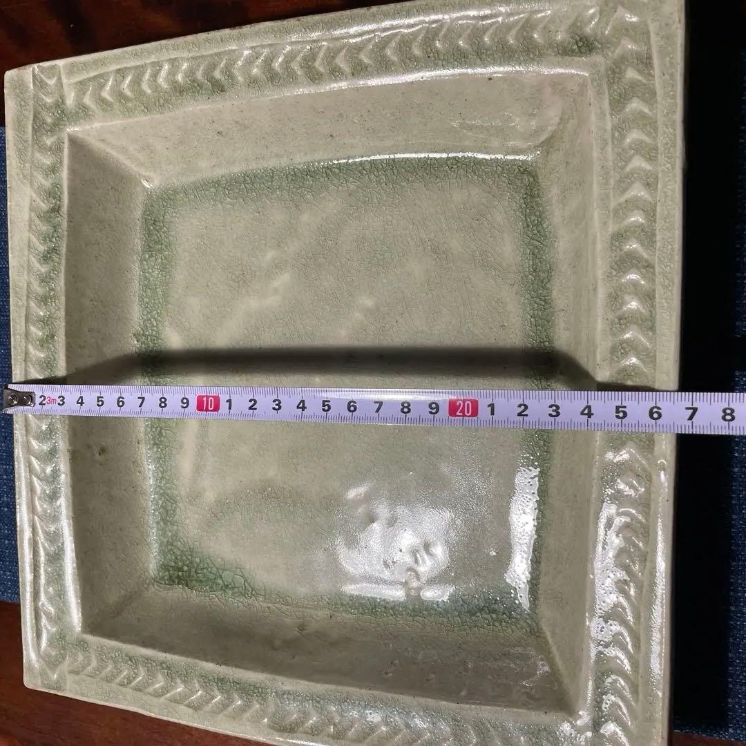 出西窯多々納弘光氏作の装飾的な四角形皿 緑がかったベージュ