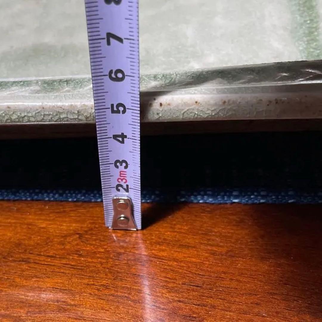 出西窯多々納弘光氏作の装飾的な四角形皿 緑がかったベージュ