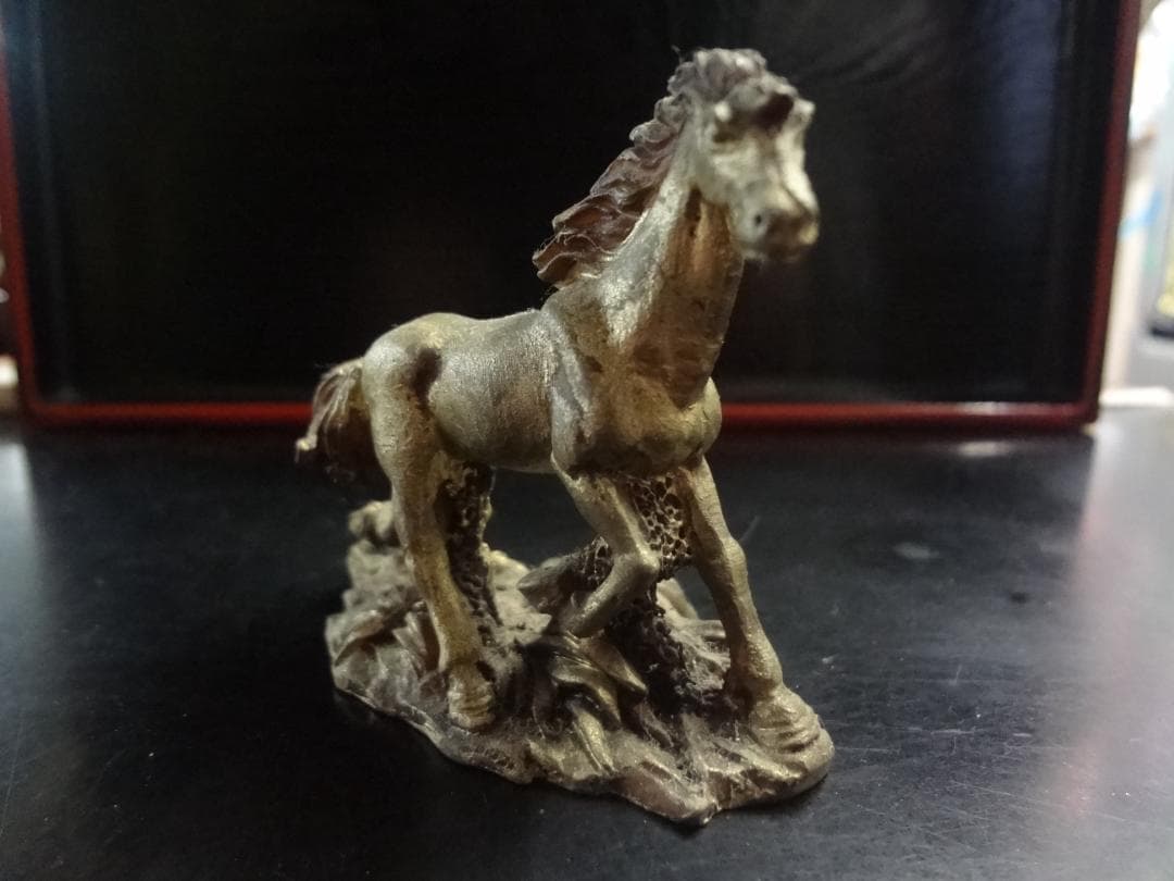 2026年干支・午　開運縁起物金色の馬の彫刻９体セット 　何事もうまくいく・・