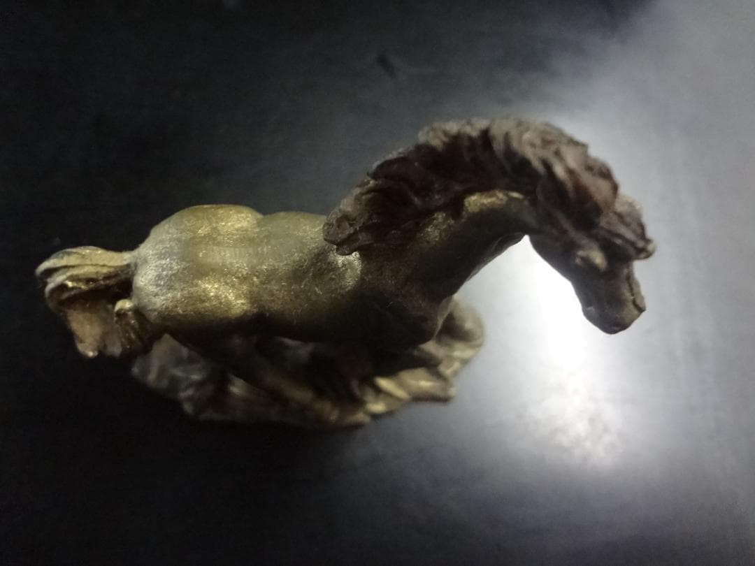 2026年干支・午　開運縁起物金色の馬の彫刻９体セット 　何事もうまくいく・・