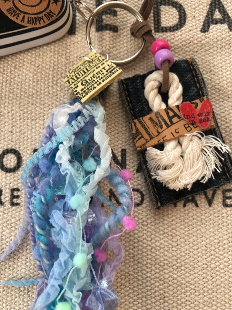 スニーカーキーホルダー　革タグ　タッセル　デニムリメイク　S-3