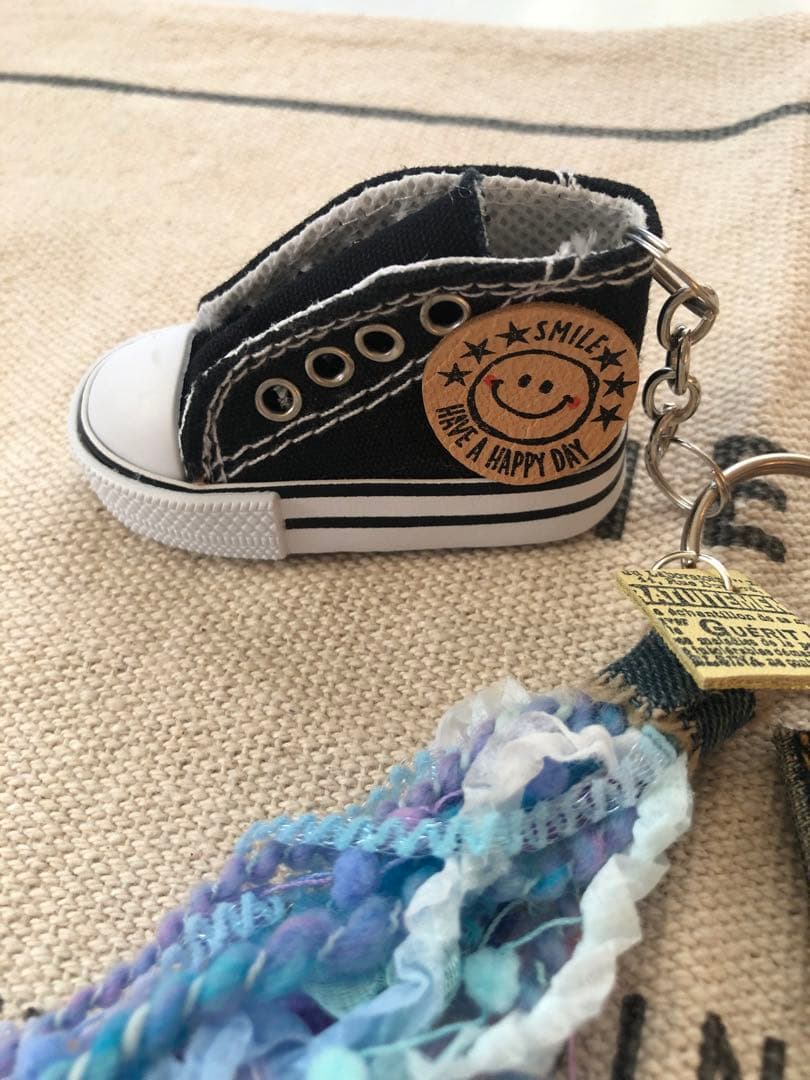 スニーカーキーホルダー　革タグ　タッセル　デニムリメイク　S-3