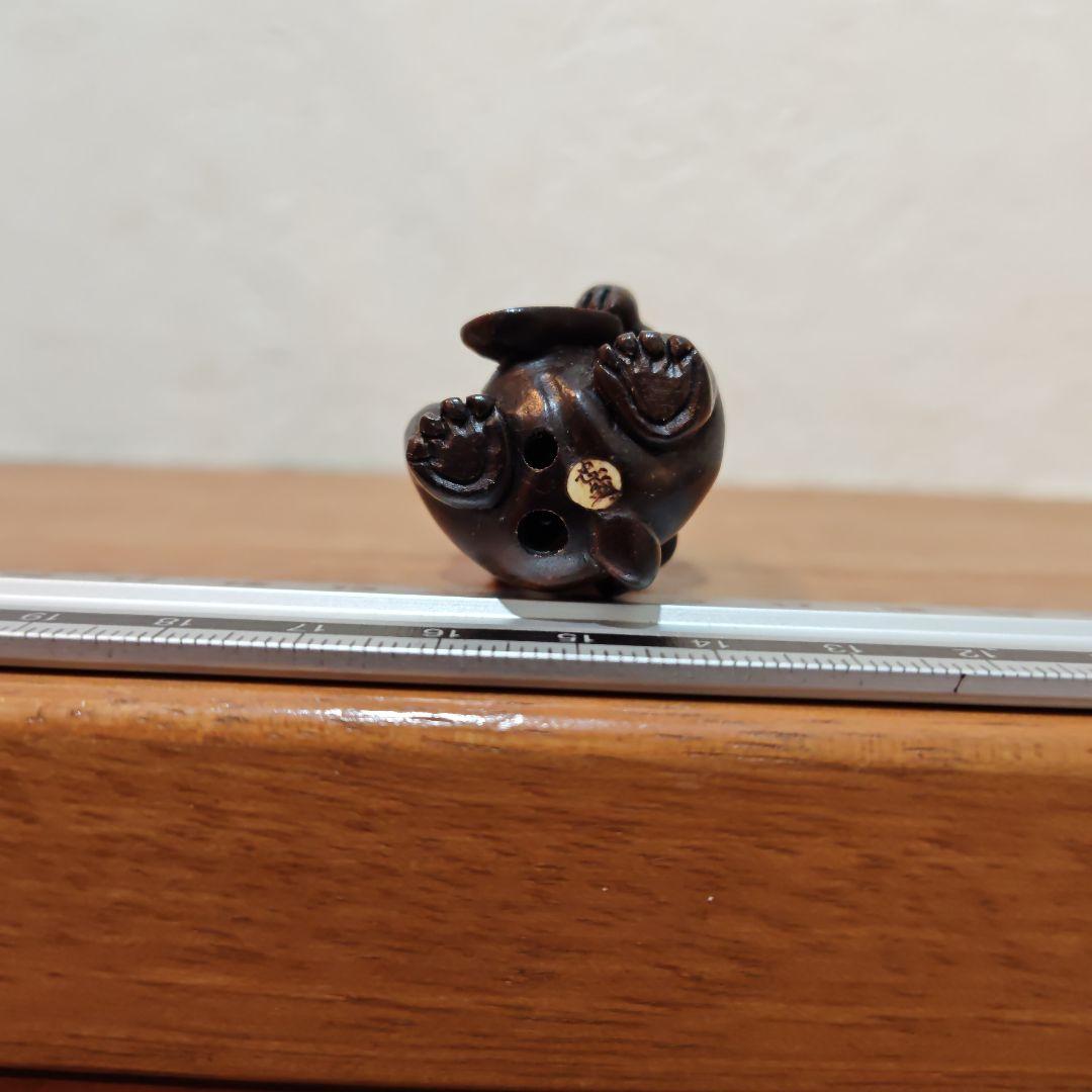 時代提物 木彫根付 在銘「忠盛」【招き猫から人物】高5.4cm 幅3cm重24ｇ