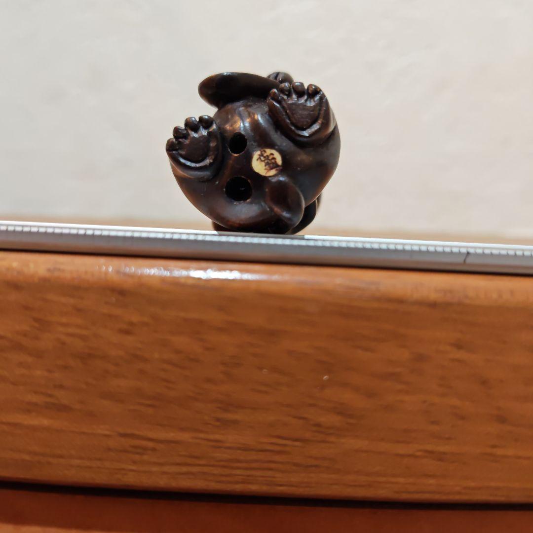 時代提物 木彫根付 在銘「忠盛」【招き猫から人物】高5.4cm 幅3cm重24ｇ