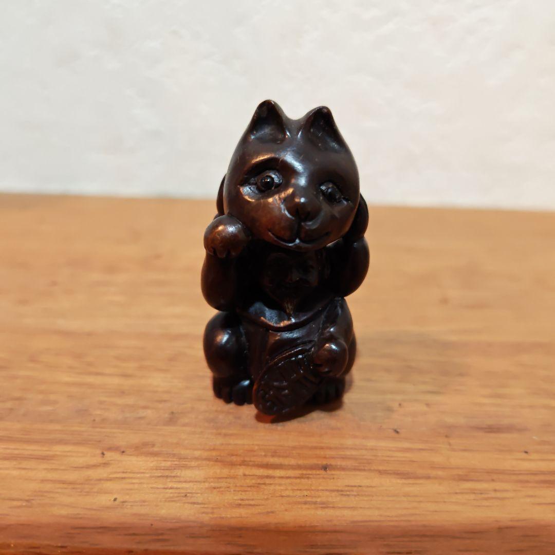時代提物 木彫根付 在銘「忠盛」【招き猫から人物】高5.4cm 幅3cm重24ｇ
