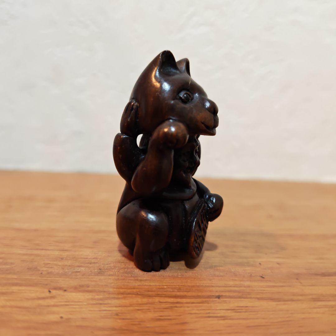 時代提物 木彫根付 在銘「忠盛」【招き猫から人物】高5.4cm 幅3cm重24ｇ
