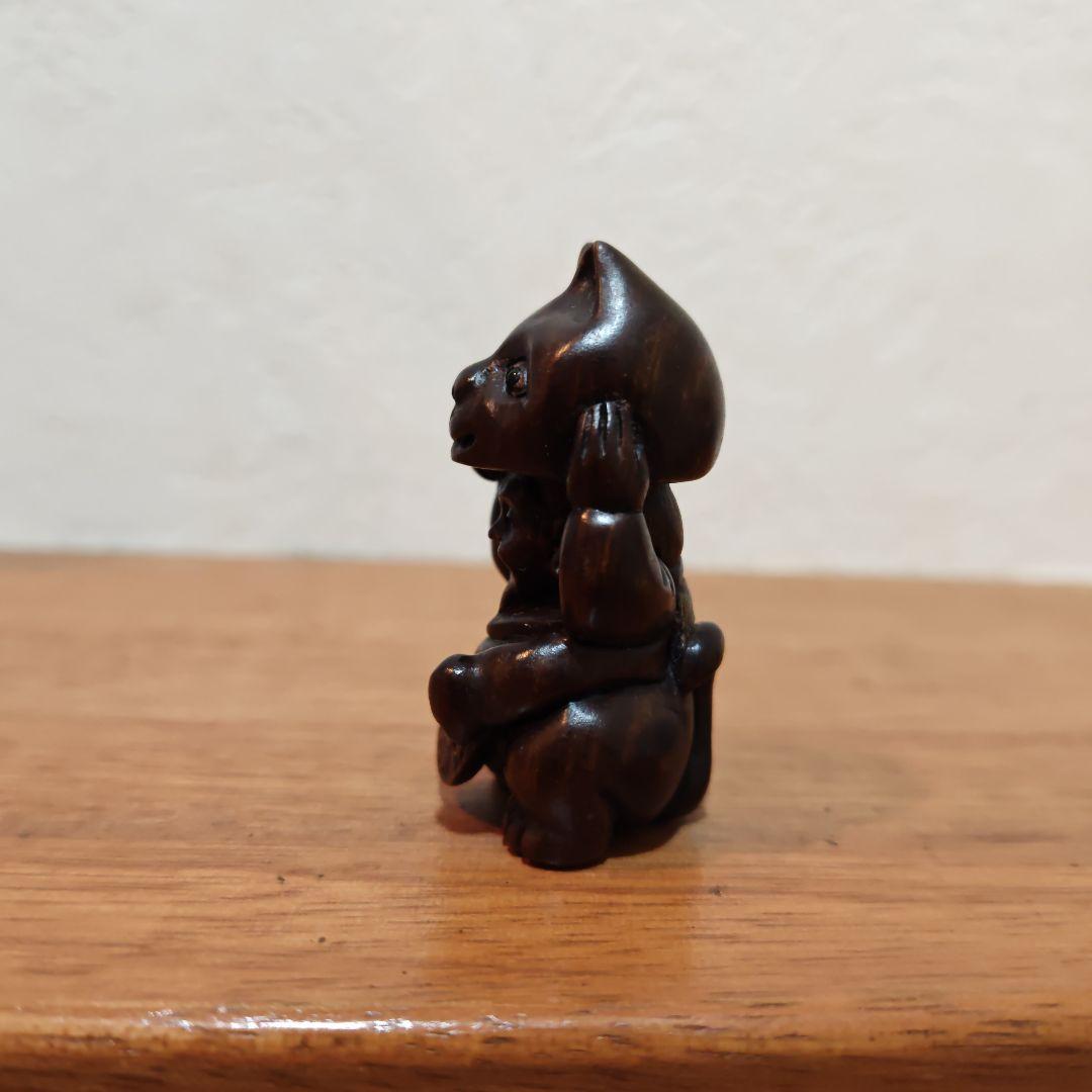 時代提物 木彫根付 在銘「忠盛」【招き猫から人物】高5.4cm 幅3cm重24ｇ