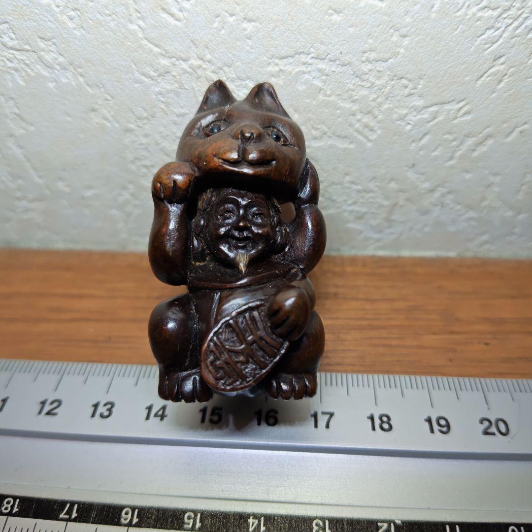時代提物 木彫根付 在銘「忠盛」【招き猫から人物】高5.4cm 幅3cm重24ｇ