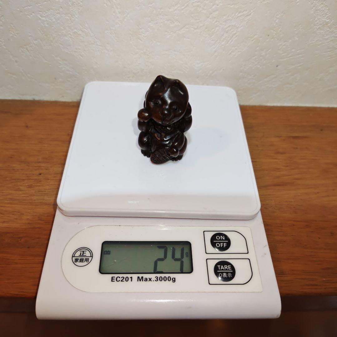 時代提物 木彫根付 在銘「忠盛」【招き猫から人物】高5.4cm 幅3cm重24ｇ