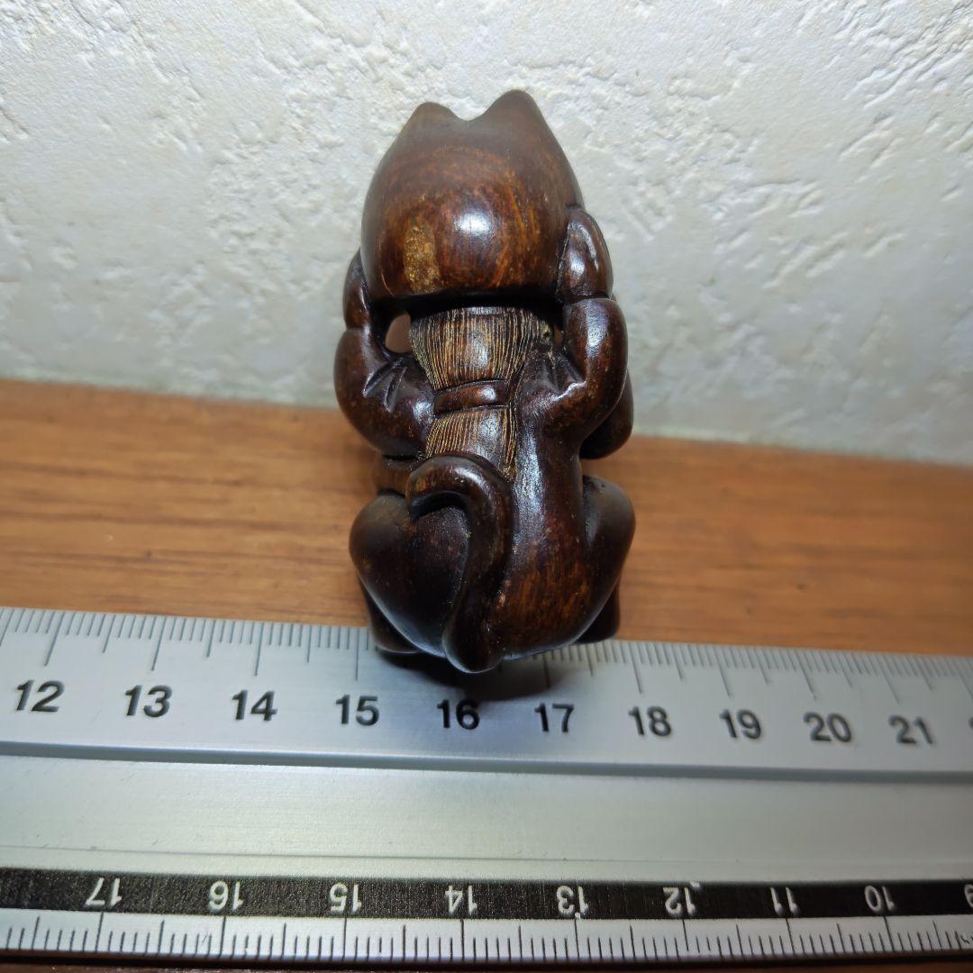 時代提物 木彫根付 在銘「忠盛」【招き猫から人物】高5.4cm 幅3cm重24ｇ