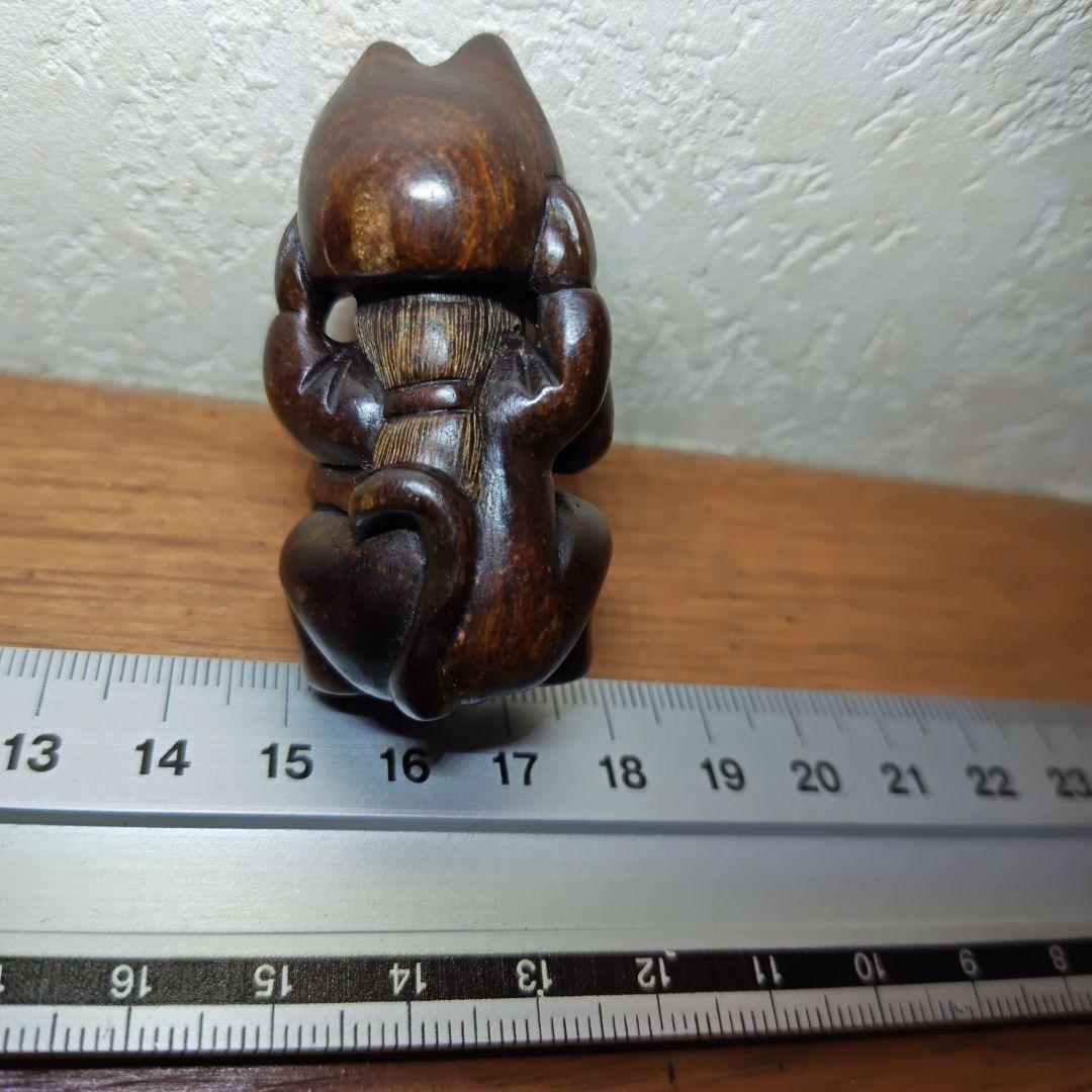 時代提物 木彫根付 在銘「忠盛」【招き猫から人物】高5.4cm 幅3cm重24ｇ