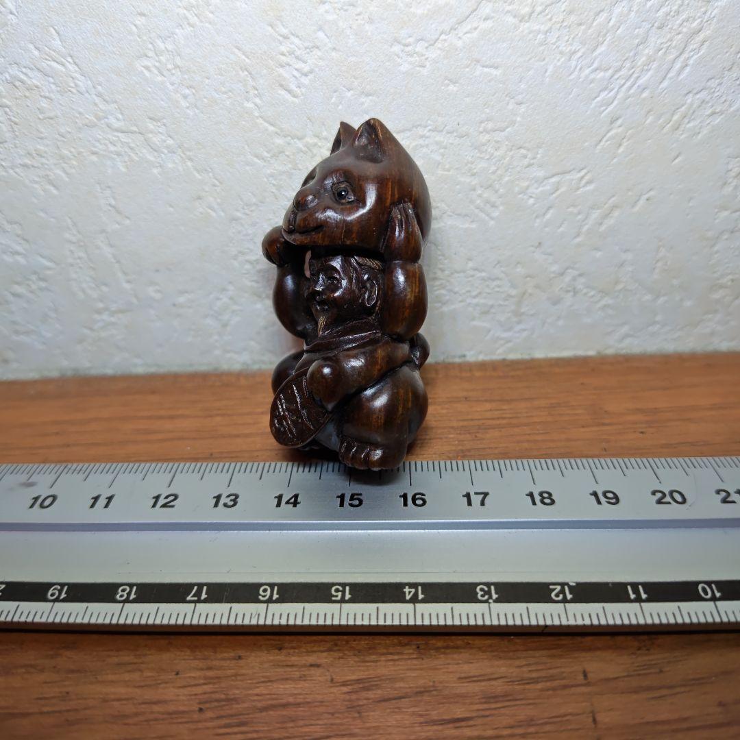 時代提物 木彫根付 在銘「忠盛」【招き猫から人物】高5.4cm 幅3cm重24ｇ