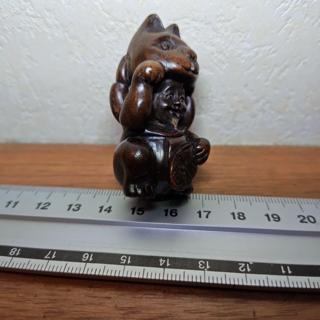 時代提物 木彫根付 在銘「忠盛」【招き猫から人物】高5.4cm 幅3cm重24ｇ