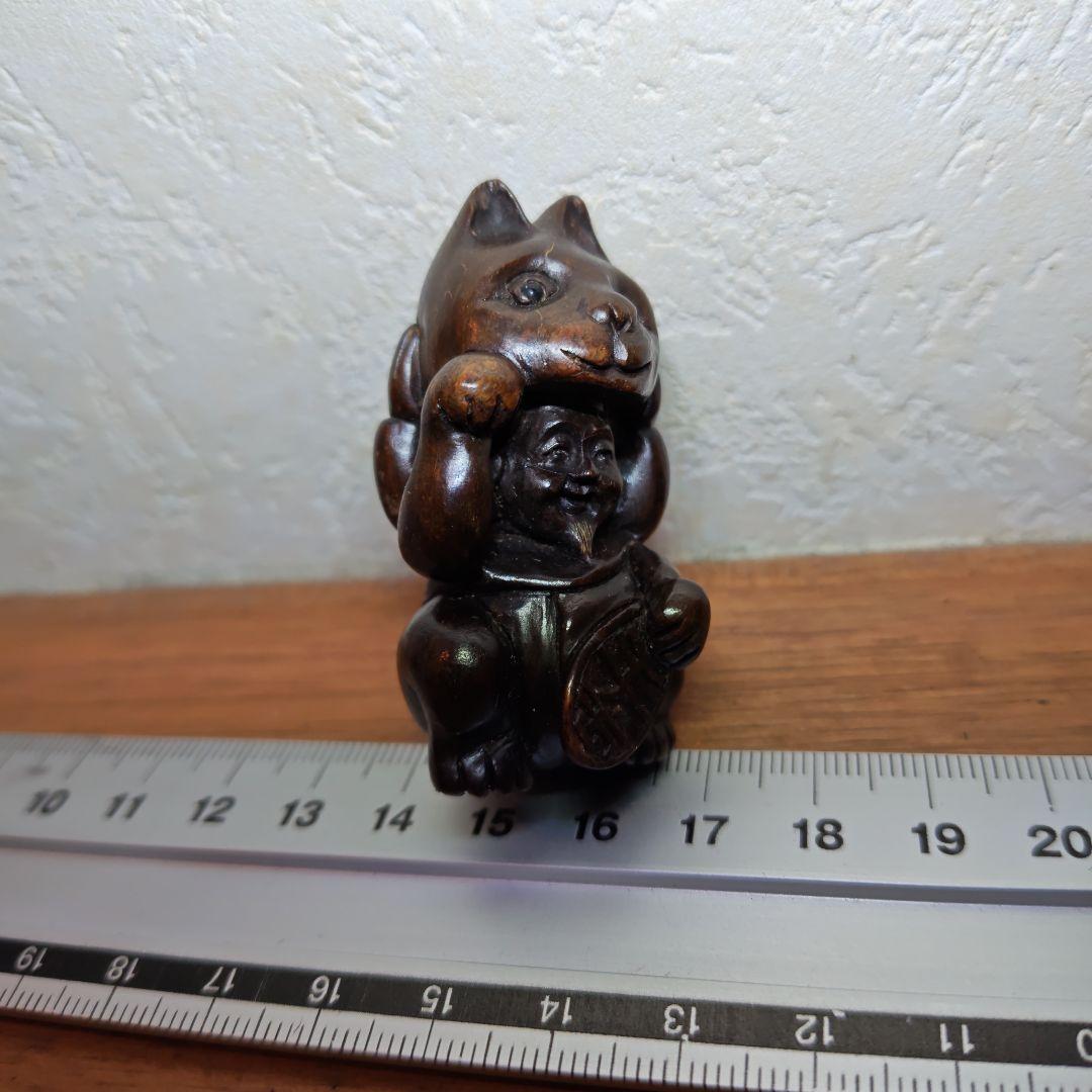 時代提物 木彫根付 在銘「忠盛」【招き猫から人物】高5.4cm 幅3cm重24ｇ