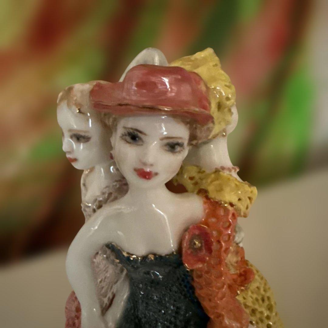 美しい多色の透かし模様が施されたビクトリア朝様式の女性像 4 体。